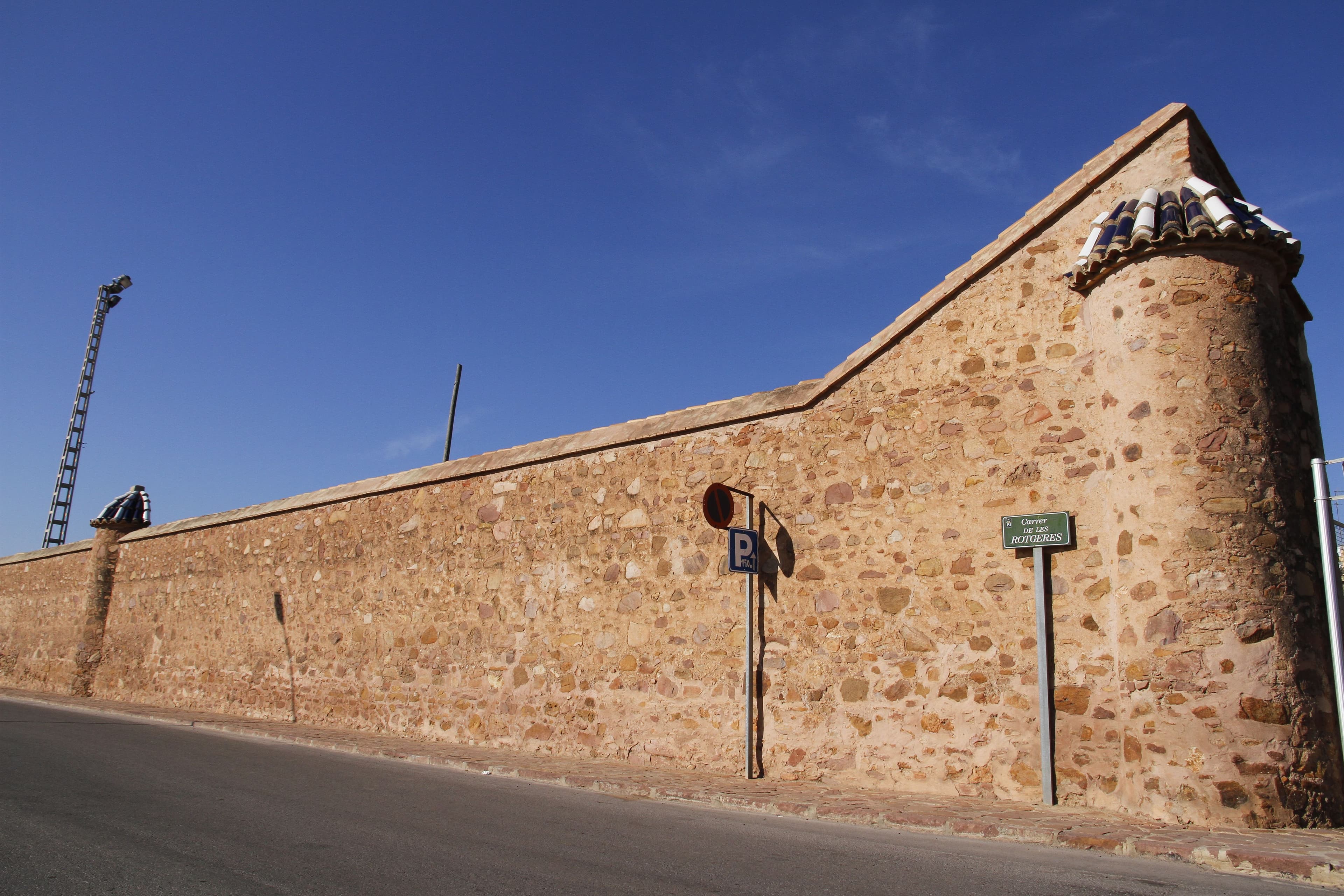 Muralla del jardí botànic